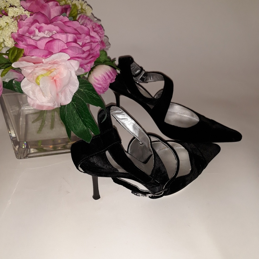 Chanel suede heels with CC interlock Buckle - Picture 2 of 6